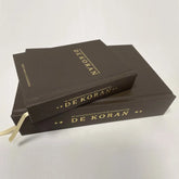 De Koran met Nederlandse vertaling in een pocket formaat, met bruin boeken en gouden letters